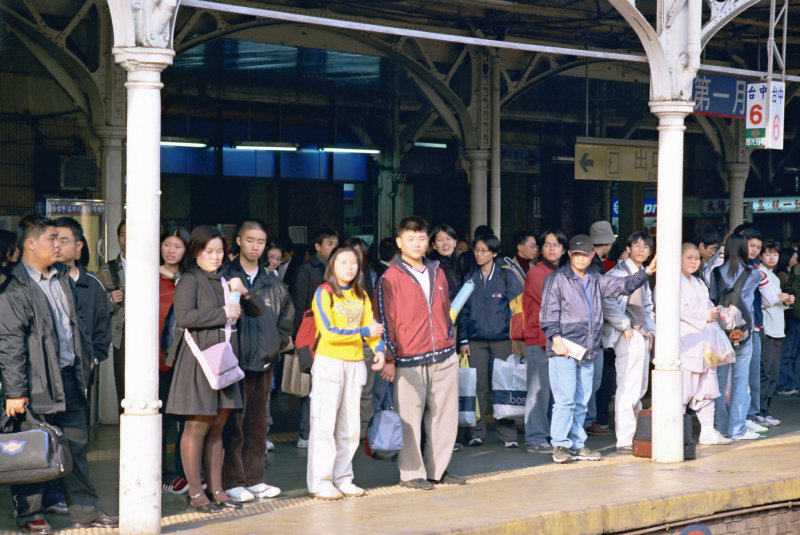 台灣鐵路旅遊攝影台中火車站月台旅客2002年之前攝影照片41
